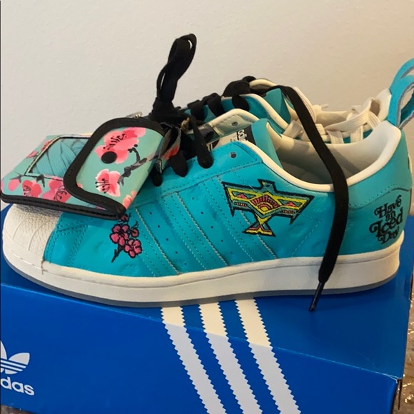 Adidas x Arizona la colaboraciÃ³n de tenis mÃ¡s esperada que cuesta solo 99 centavos | Nueva Mujer